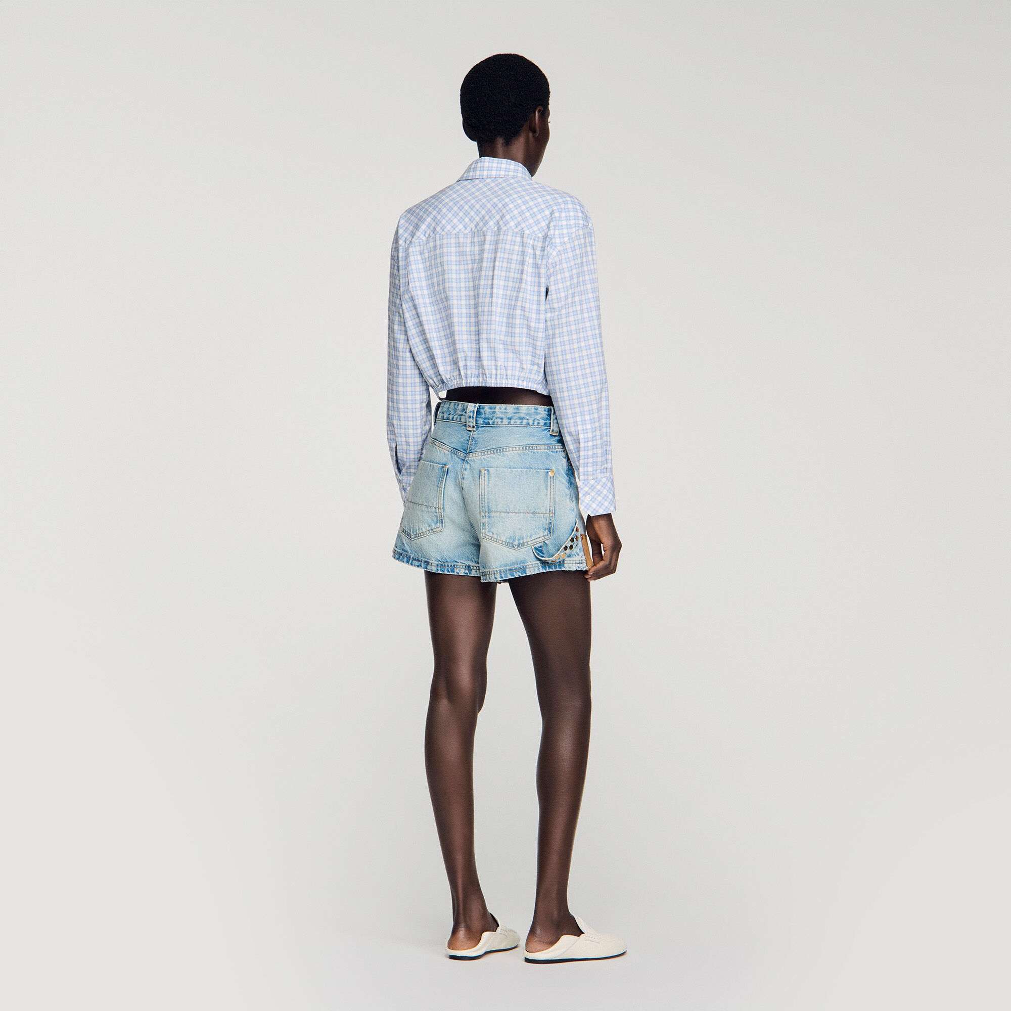 Böjda jeans- och skinnshortar