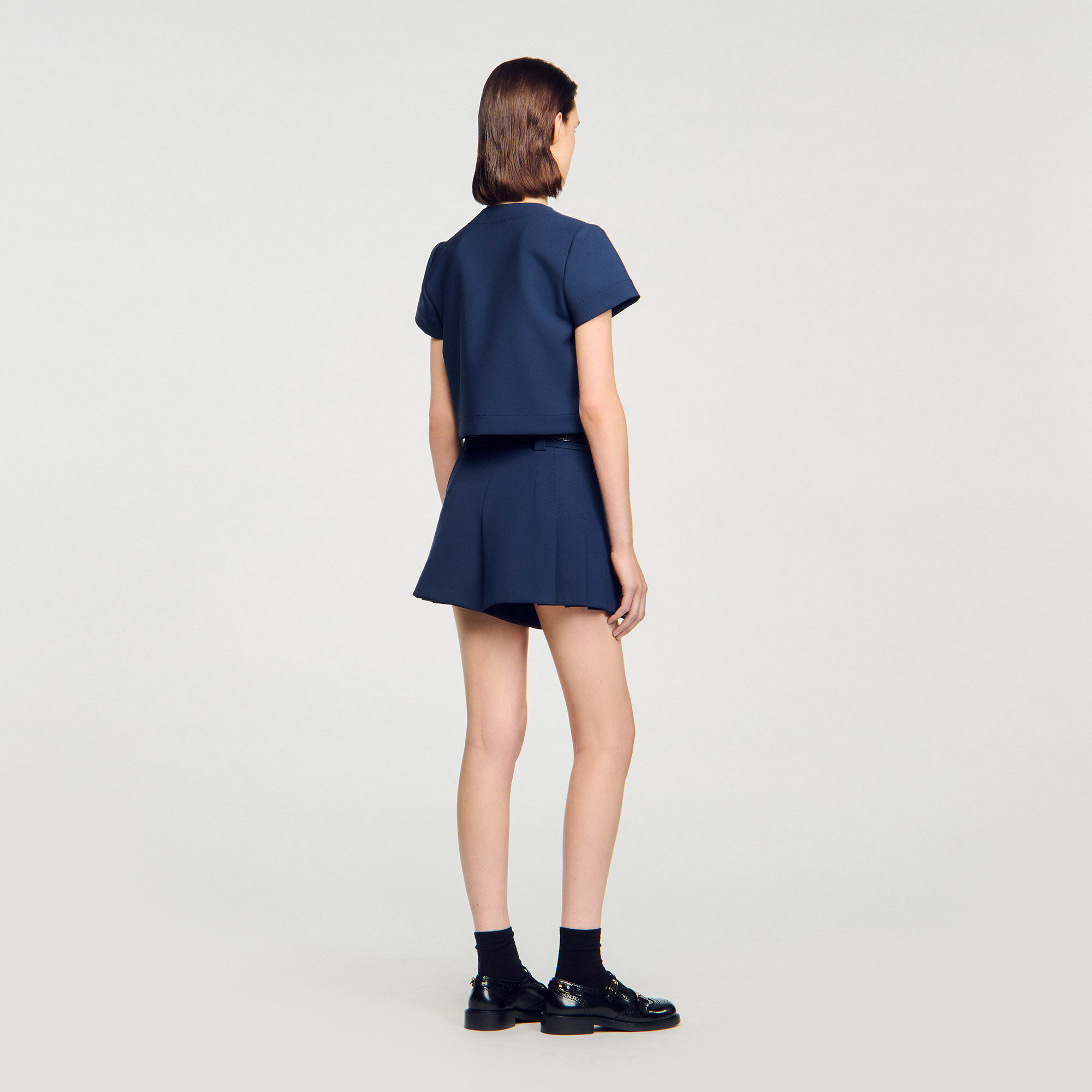 Rundad bakdel med knappar crop-top