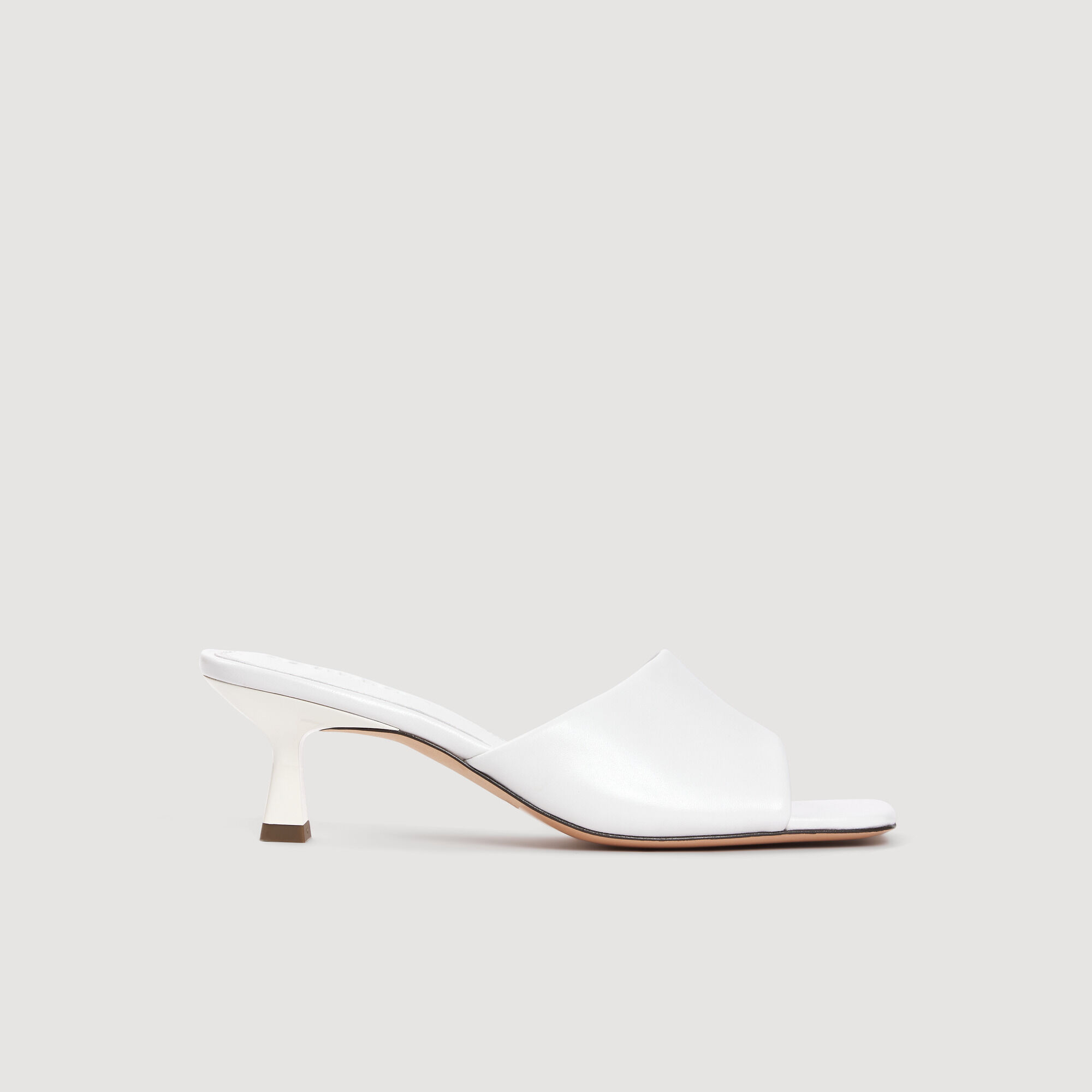 Slipper med läder och högklack