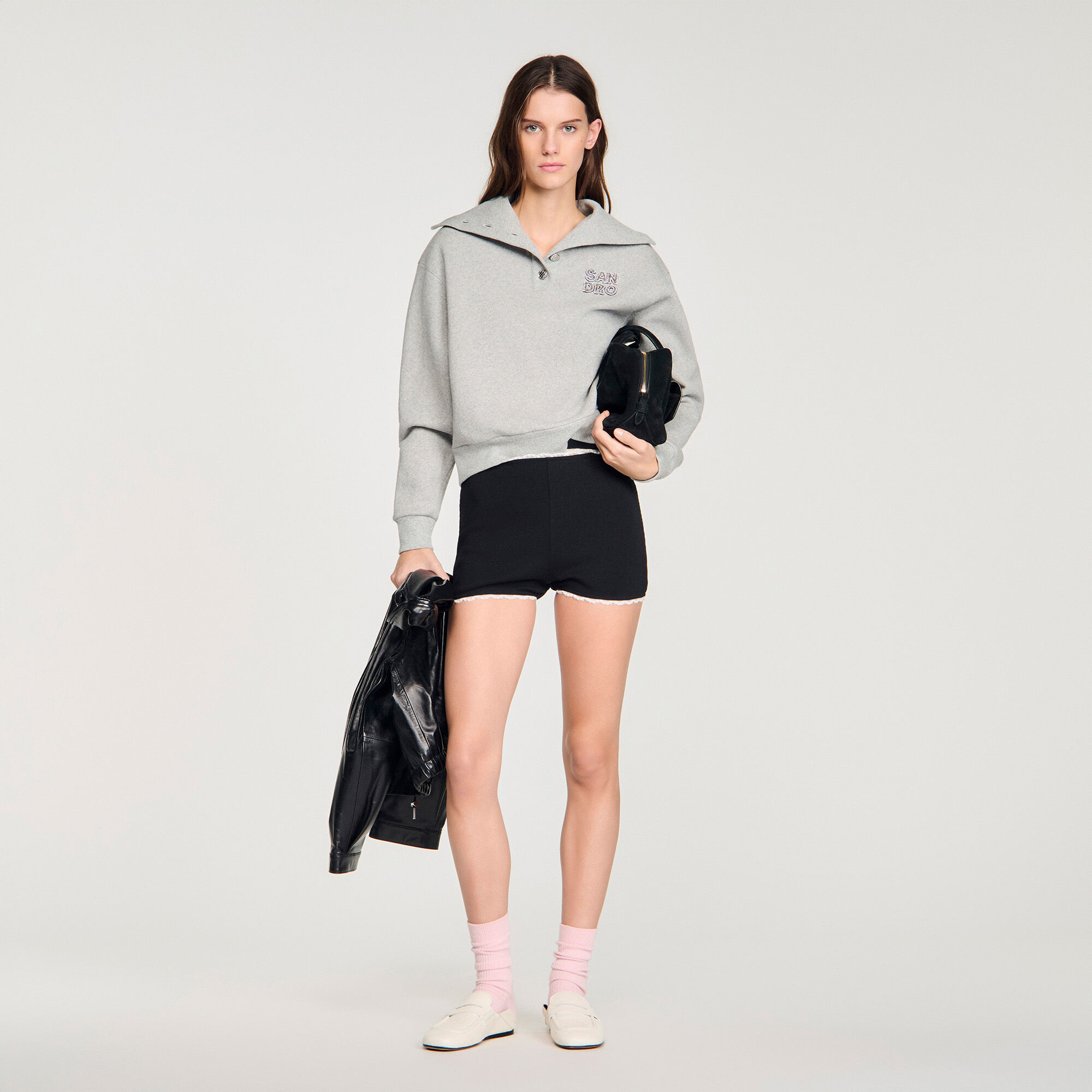 Knäppade och broderade randiga shorts