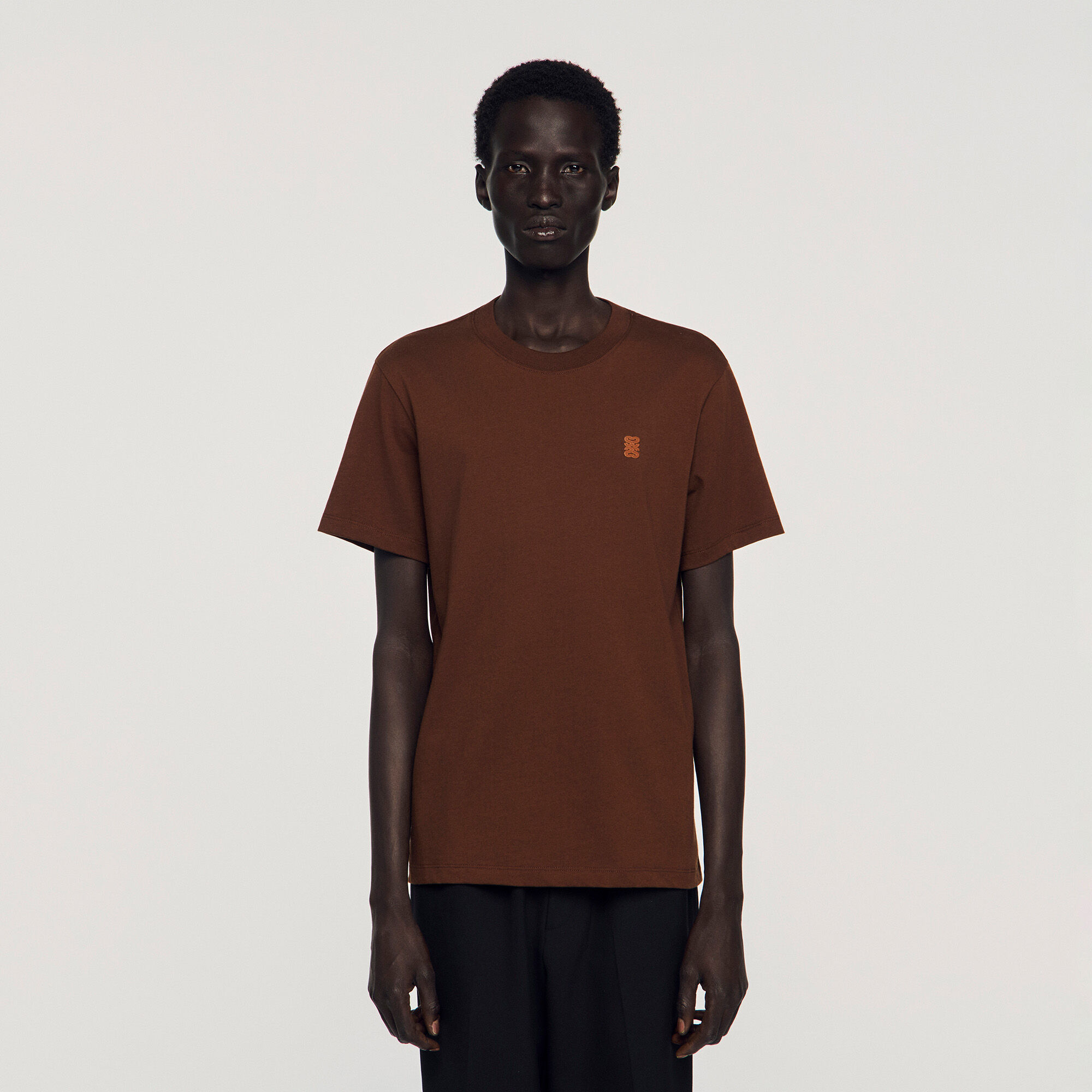 Läderlogotyp-T-shirt