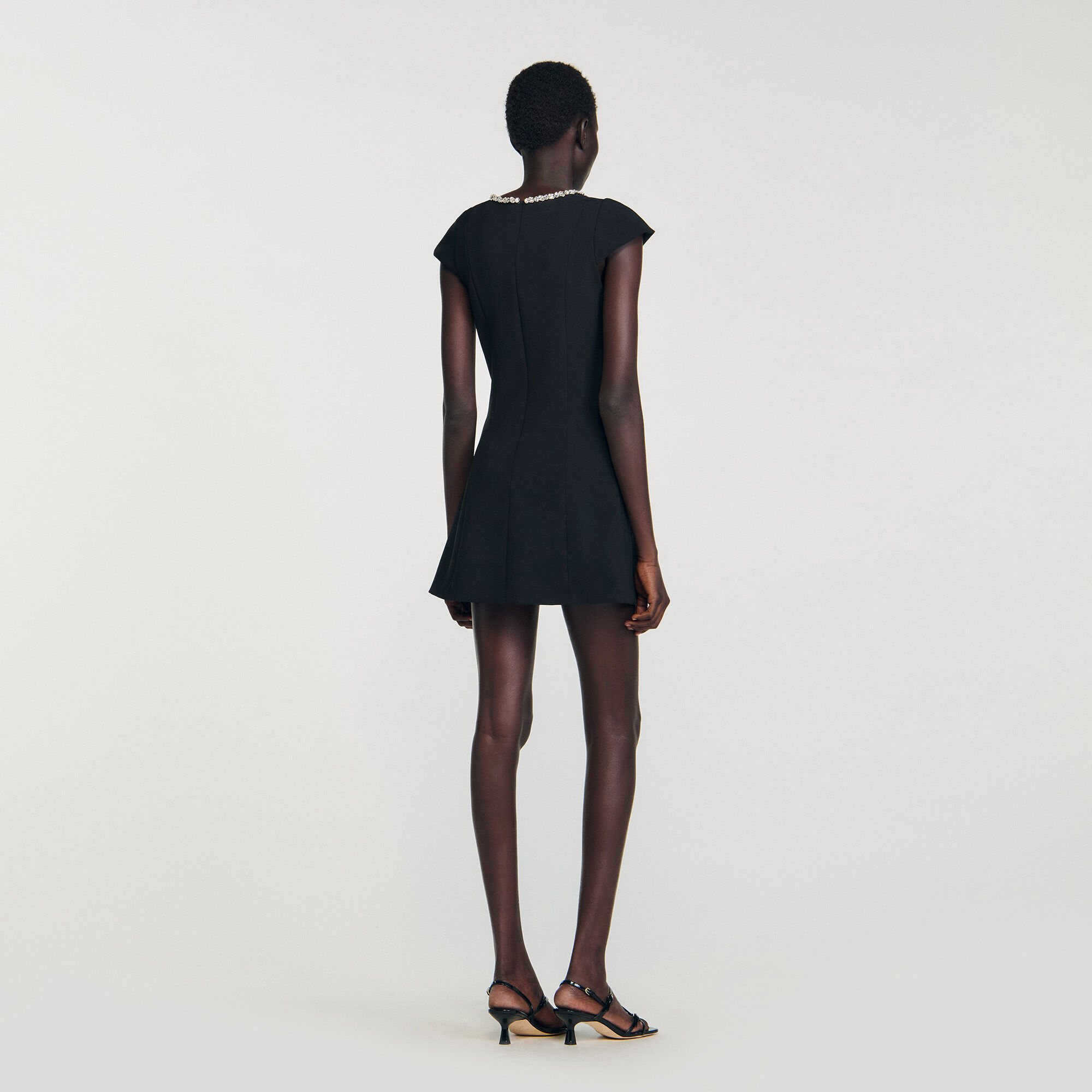 Minidress med strasskragen