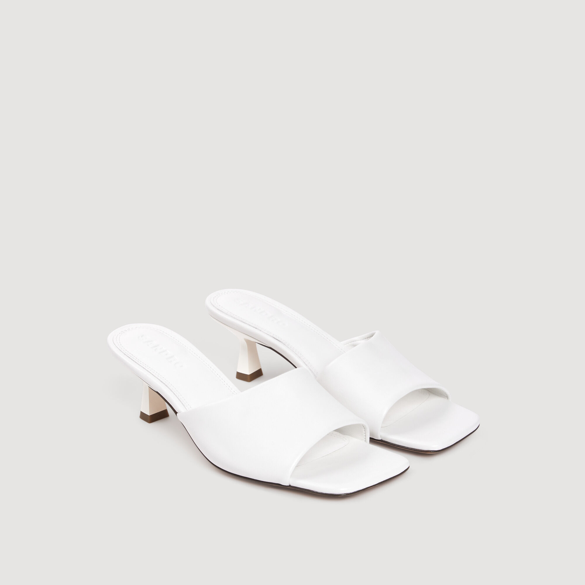 Slipper med läder och högklack