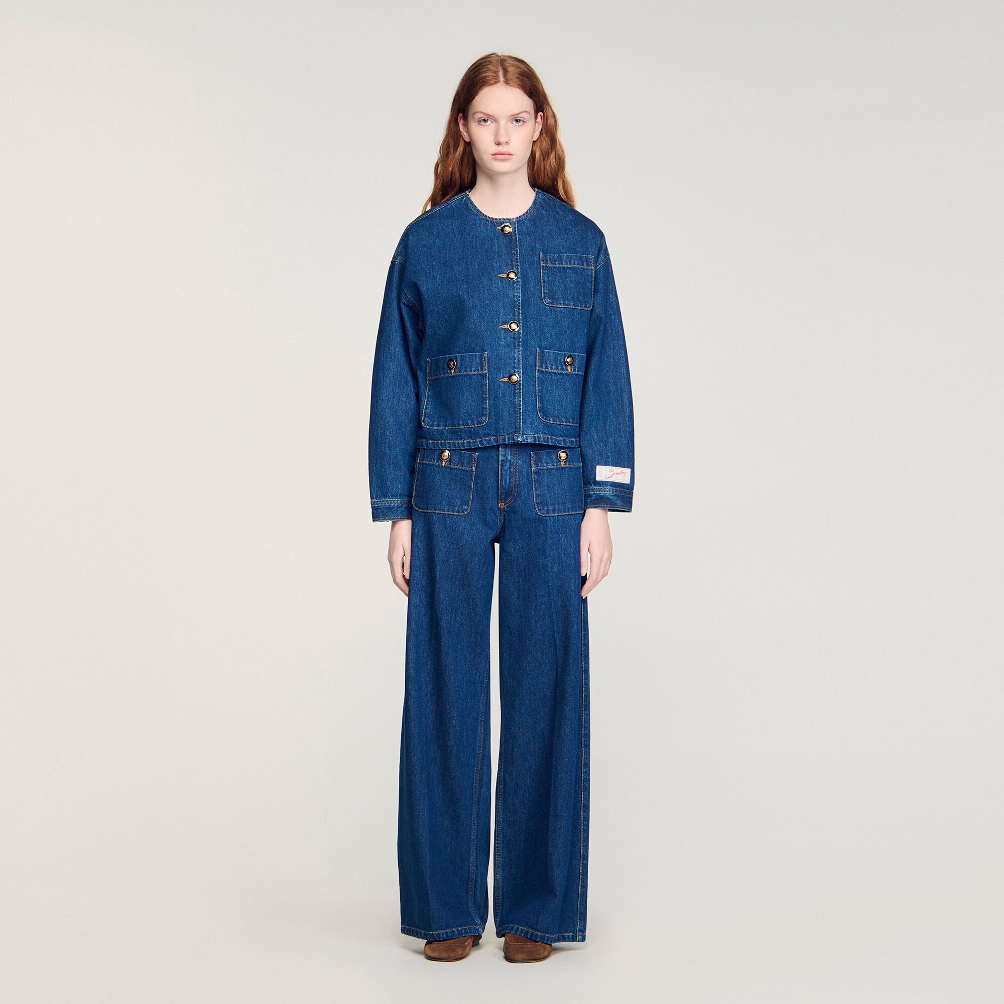 Denimjacka med prydliga knappar