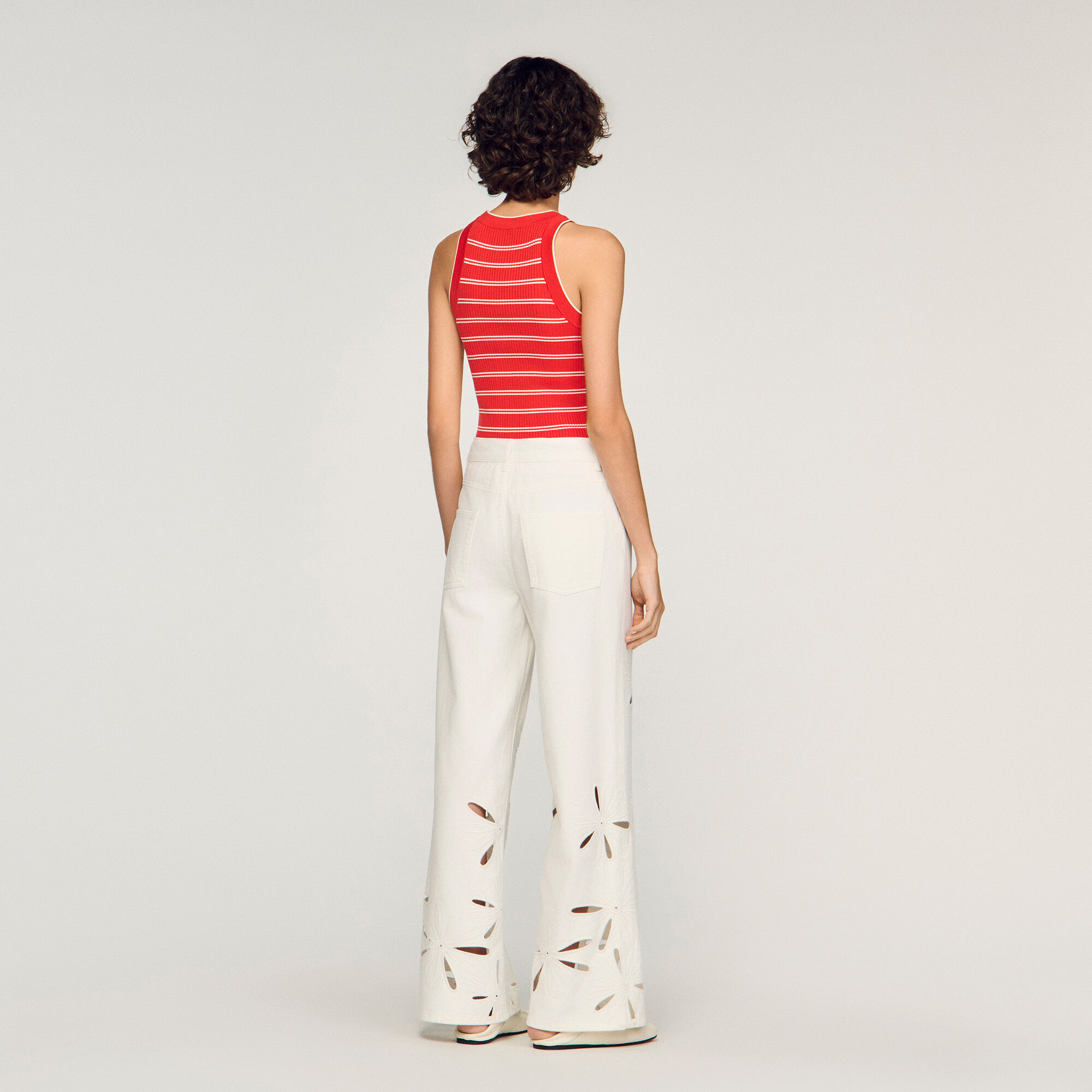 Brede byggade sydda jeans