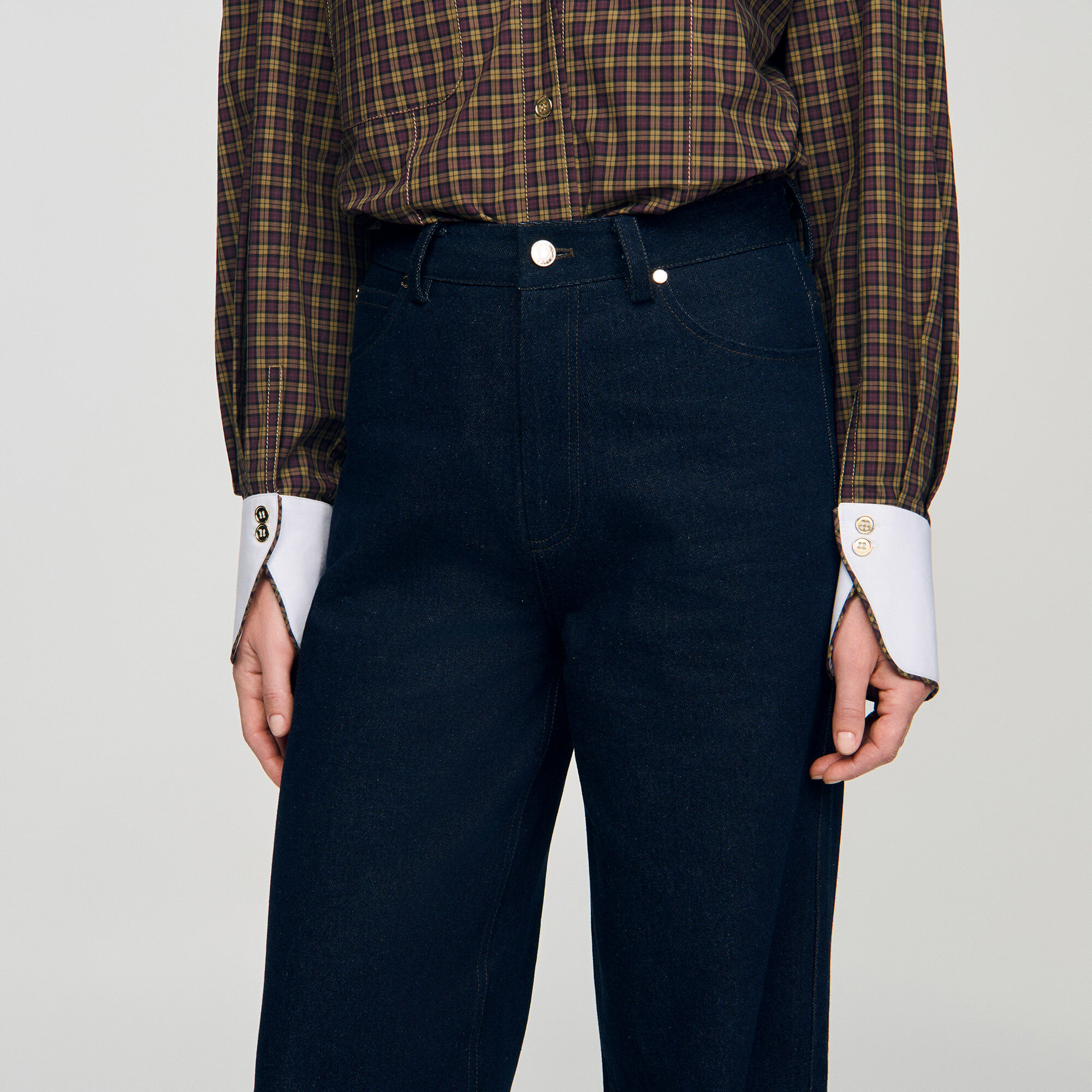 Brede byxor i rå denim