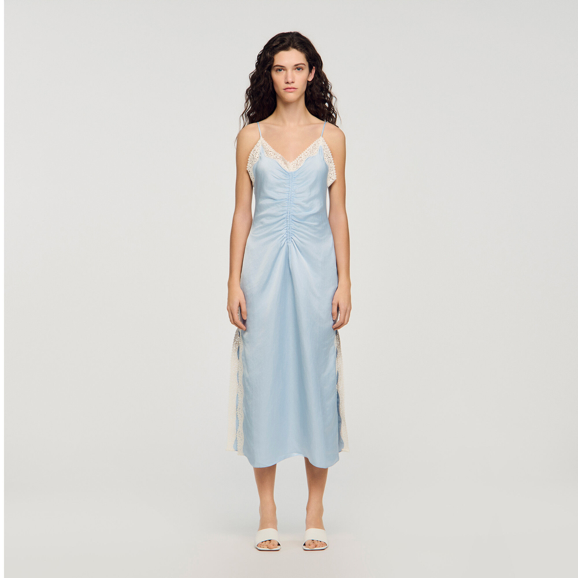 Maxidress i satinskift med armar