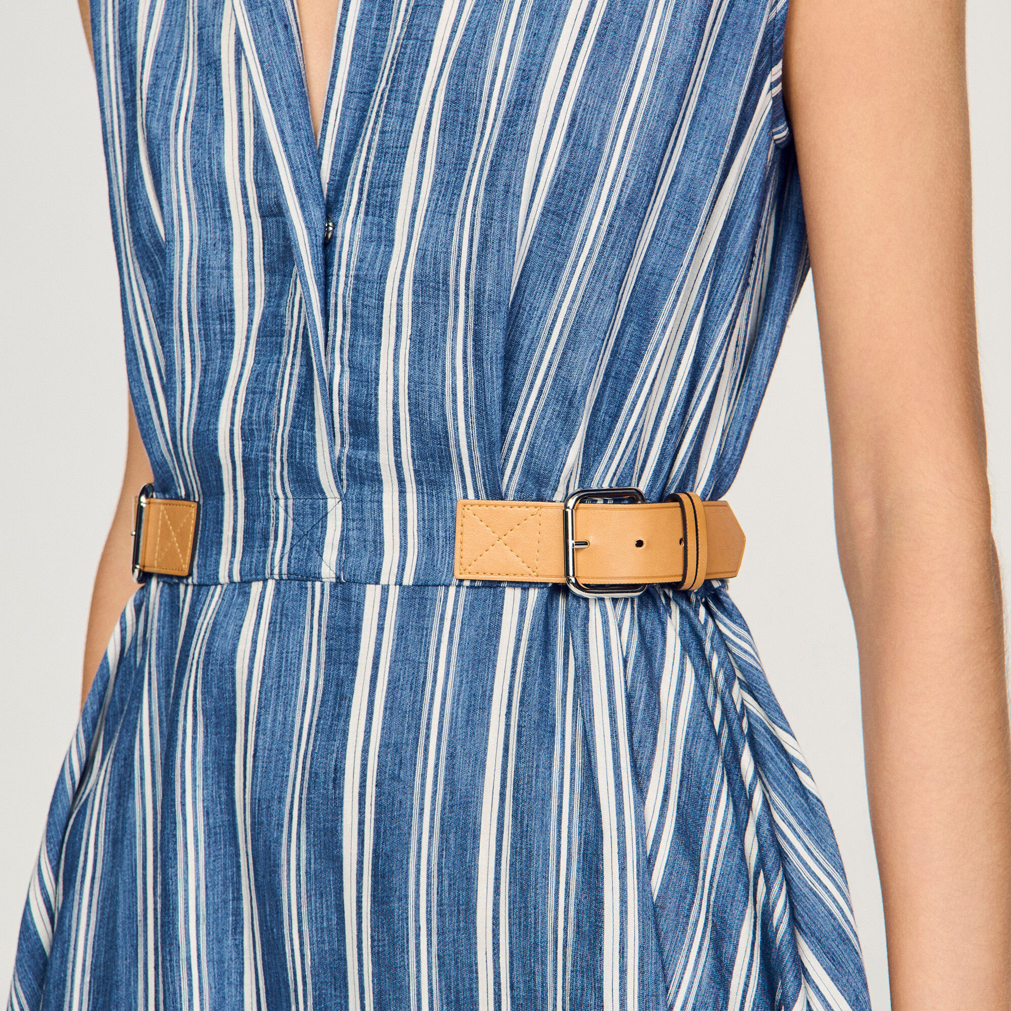 Streckig maxirock med läderknapp