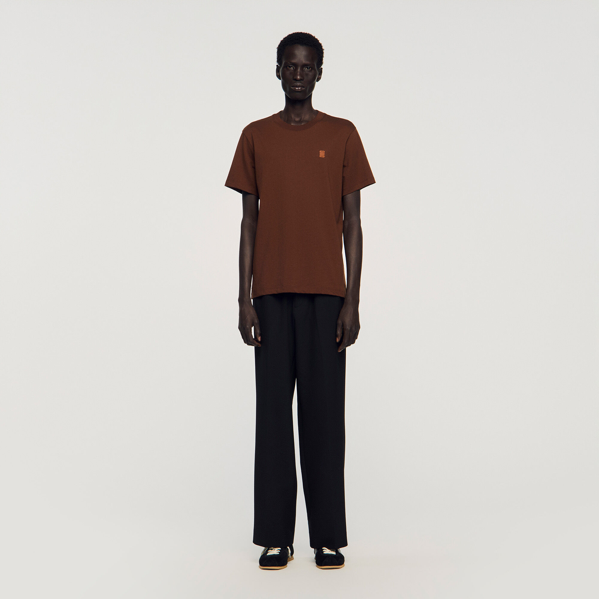 Läderlogotyp-T-shirt