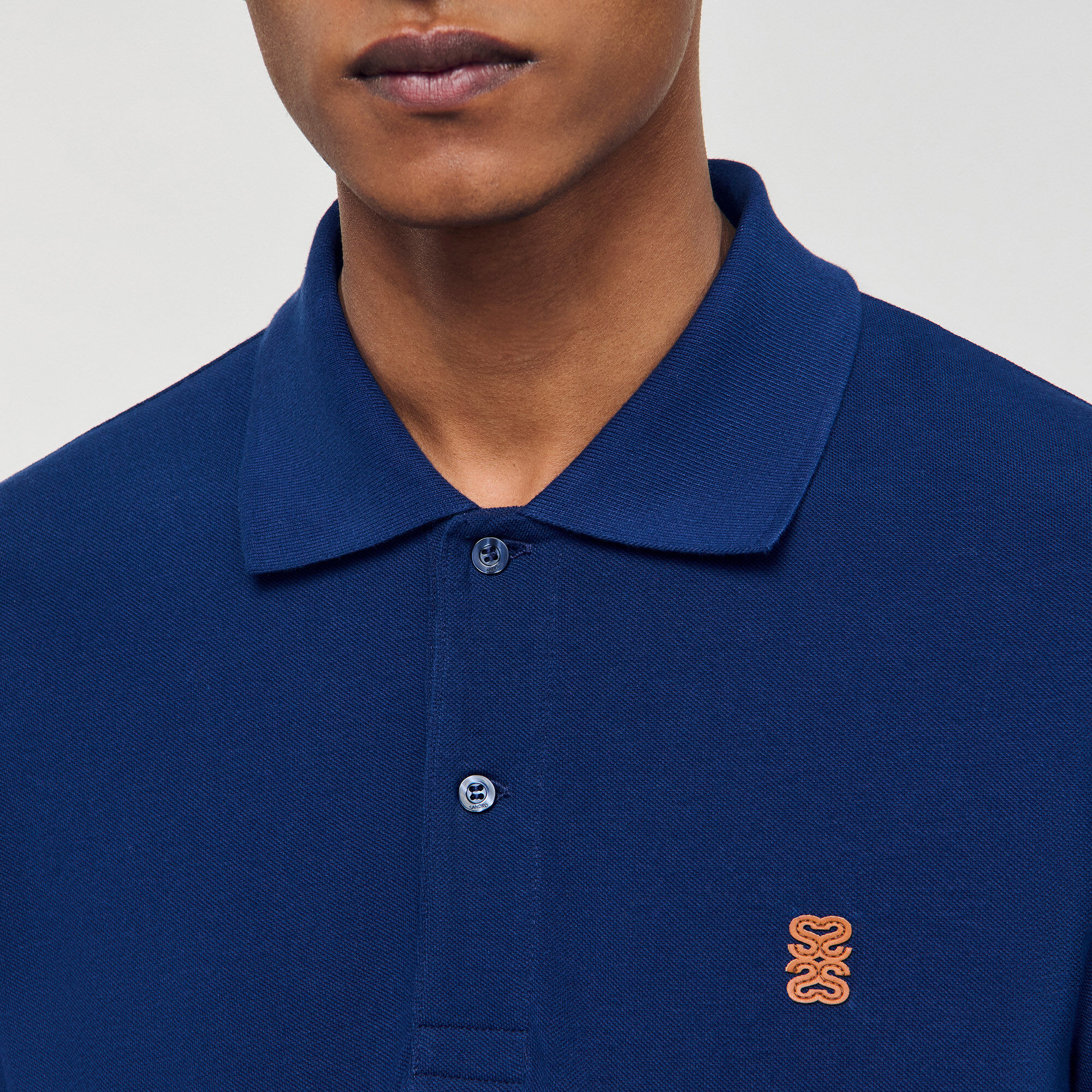 Polojacka med läderlogotyp