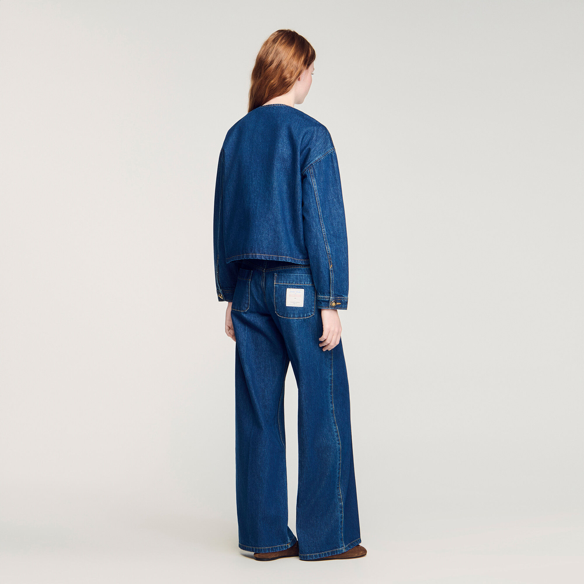 Denimjacka med prydliga knappar