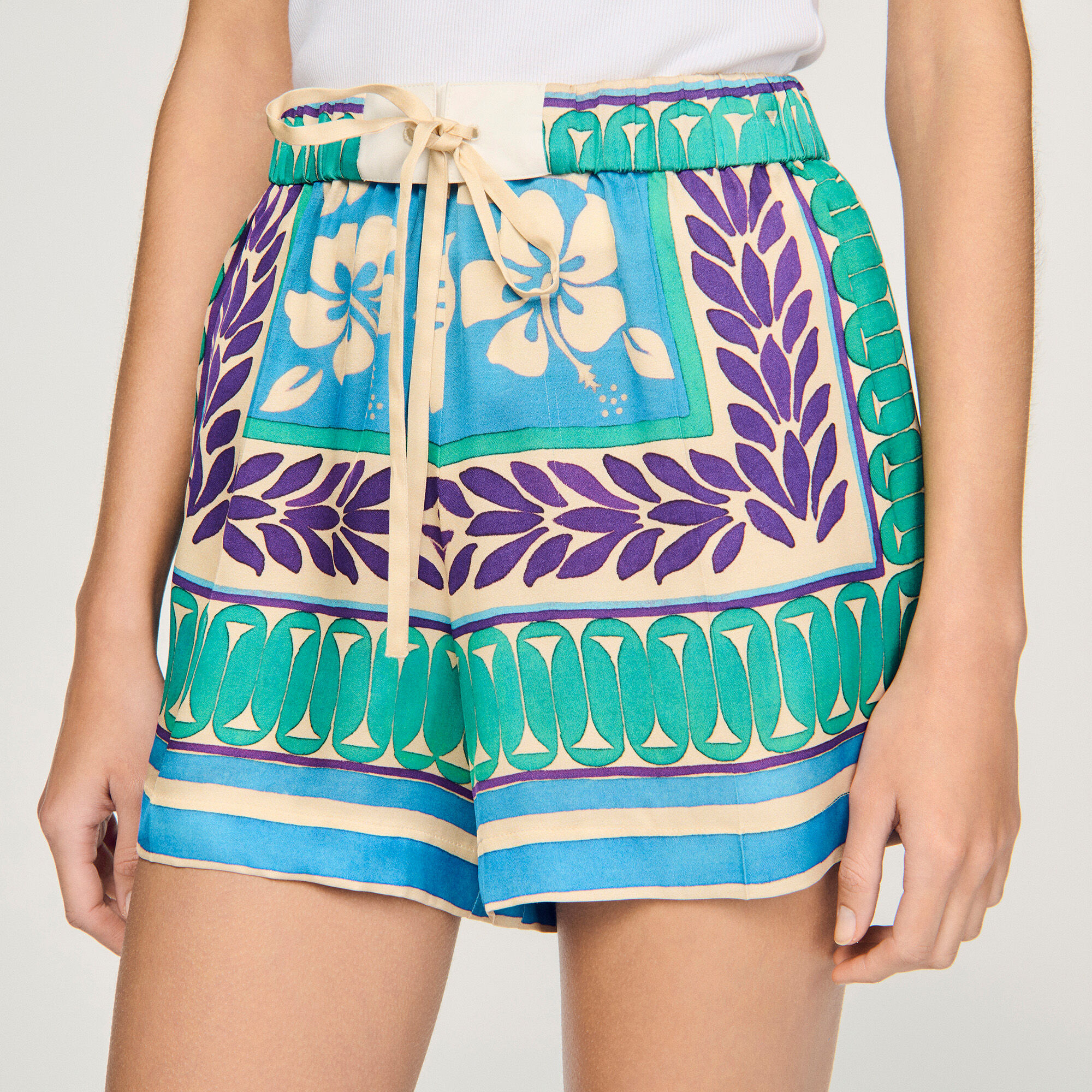 Blomstermönstrade shorts