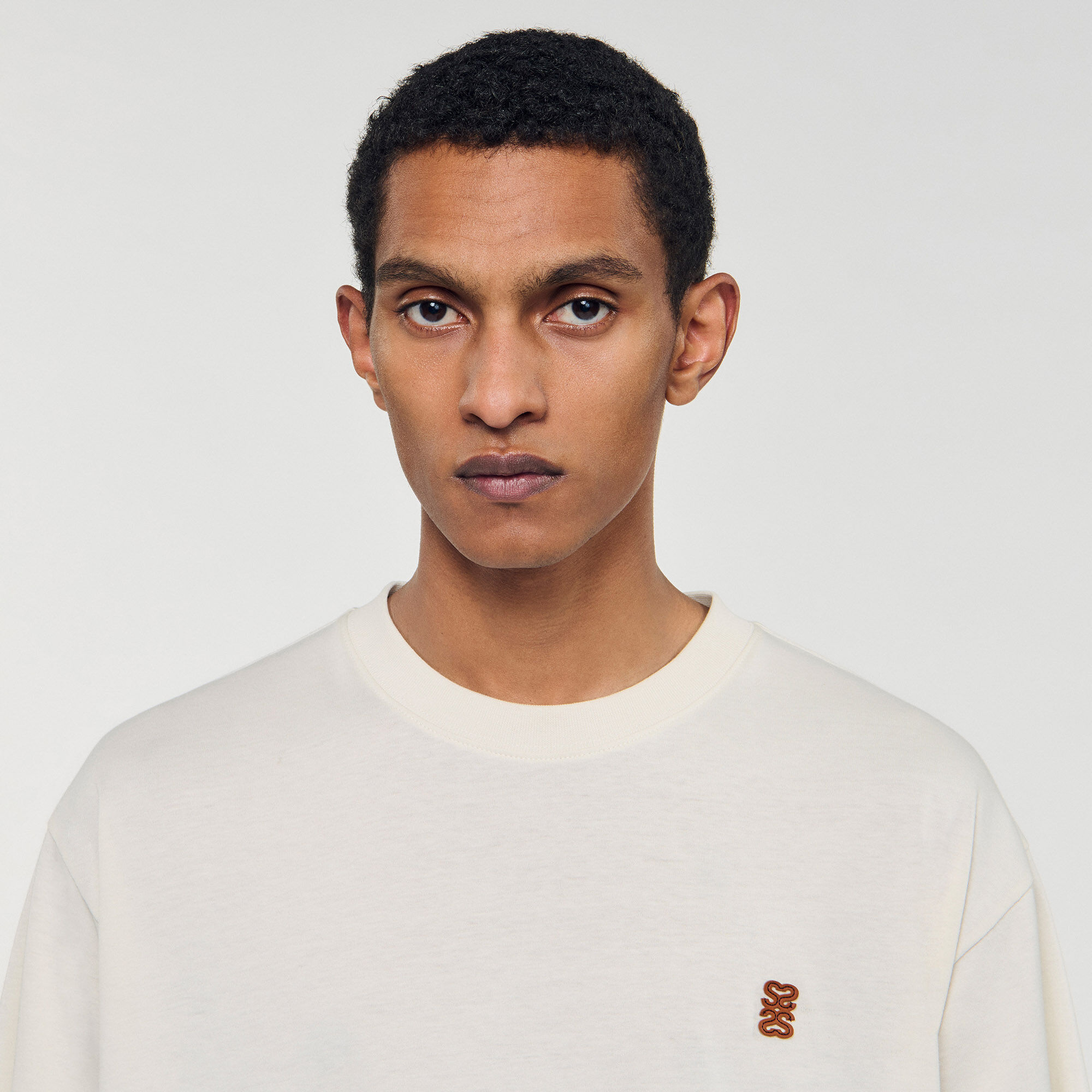 Läderlogotyp-T-shirt