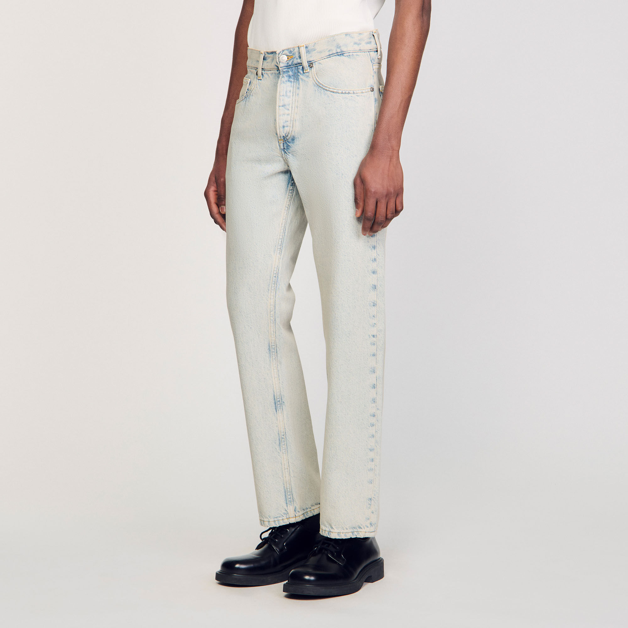 Vanliga blekta jeans