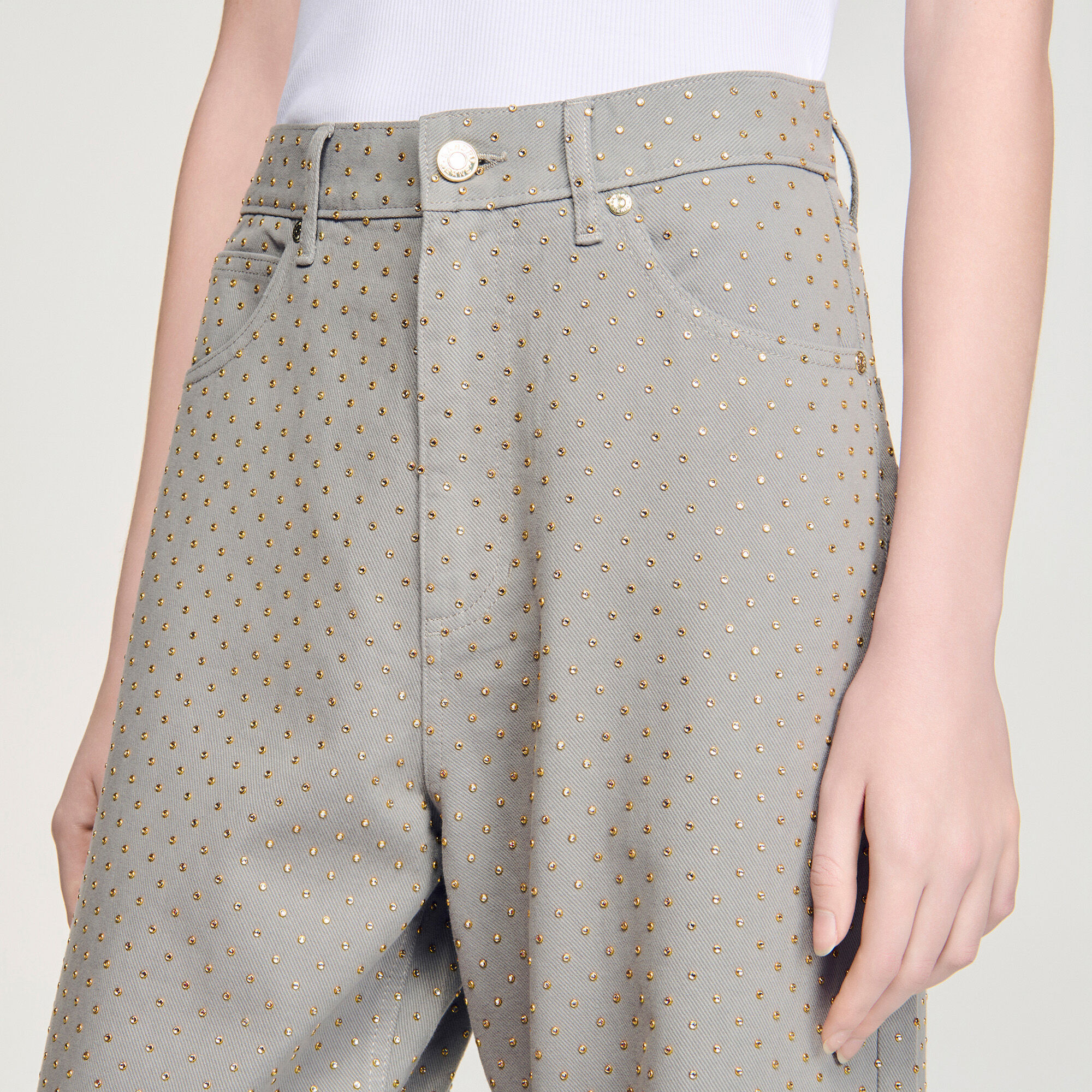 Glasstudsdekorerade jeans