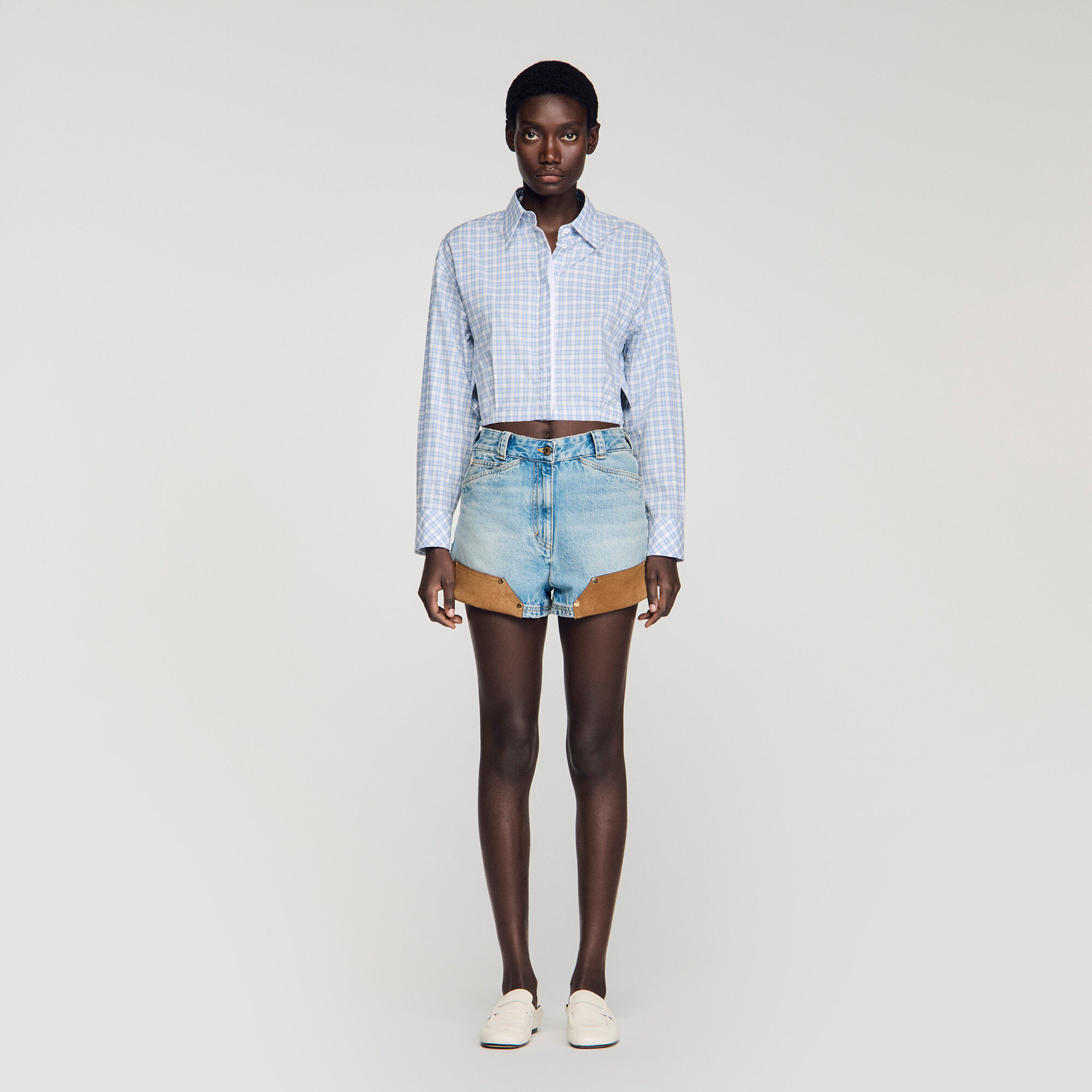 Böjda jeans- och skinnshortar